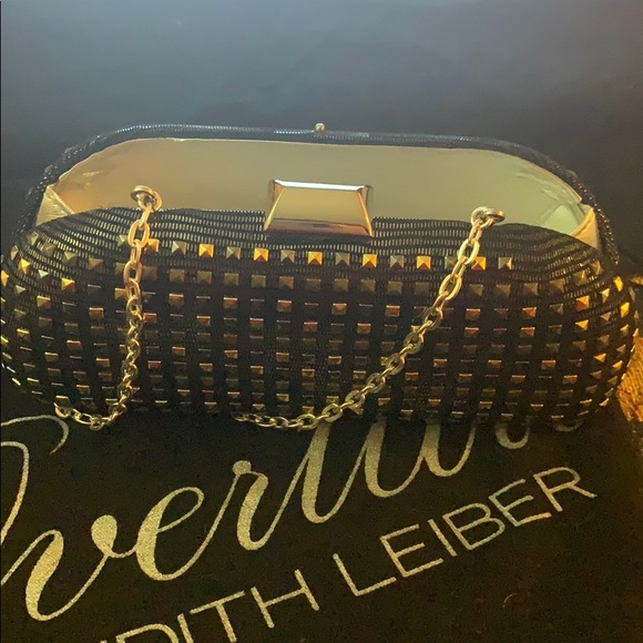 Overtire Judith Leiber